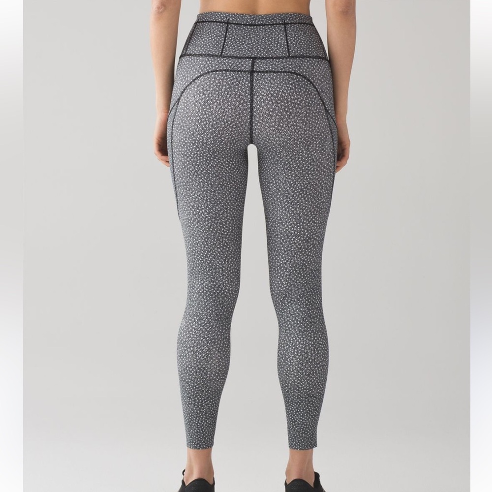 Lululemon Fast and Free Leggings Fizz White/Black Size 4 EUC - Picture 3 of 8